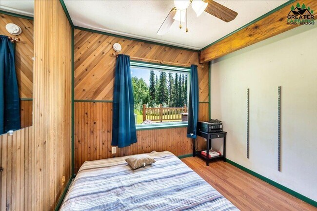 Building Photo - Century 21 Gold Rush - 2 bed, 1 bath (Fair...