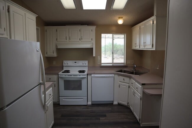 Building Photo - 545 N Sabin St
