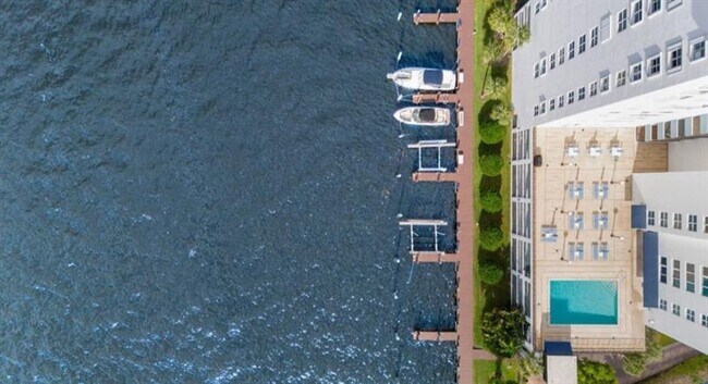Building Photo - 777 Bayshore Dr