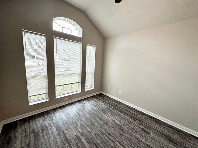 Building Photo - Charming home in Midway ISD.