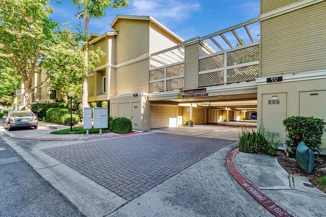 Building Photo - Two Primary Suites w/ Bonus Room l Prime L...