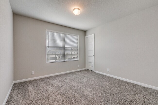 Building Photo - Beautiful and Spacious 4 Bedroom