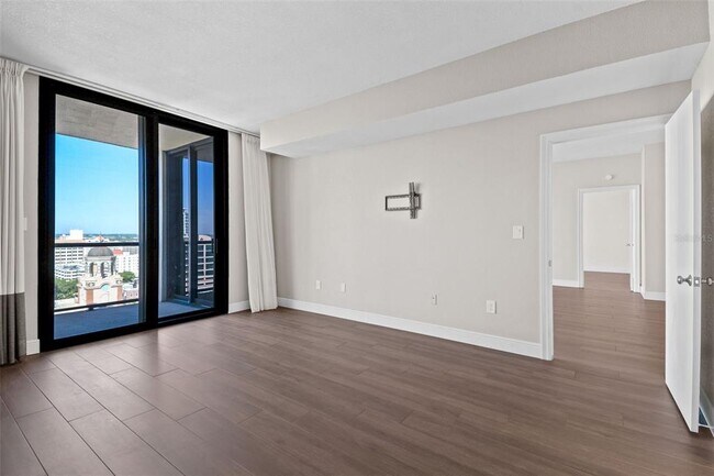 Building Photo - 1 Beach Dr SE