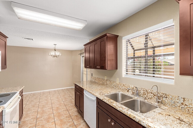 Building Photo - 4453 E Wildwood Dr