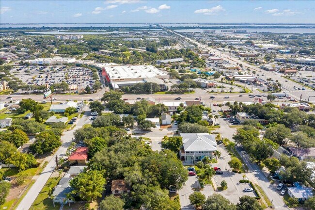 Building Photo - 140 McLeod St