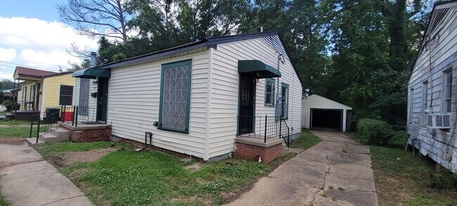 Building Photo - Amazing 4 bedroom/2 bath Two-story home wi...