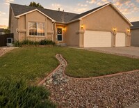 Building Photo - 3 bedroom Ranch home in Pronghorn Meadows and 3 car Garage