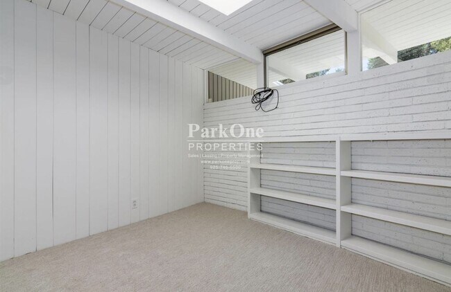 Building Photo - Single-level mid-century home in the heart of Orinda!