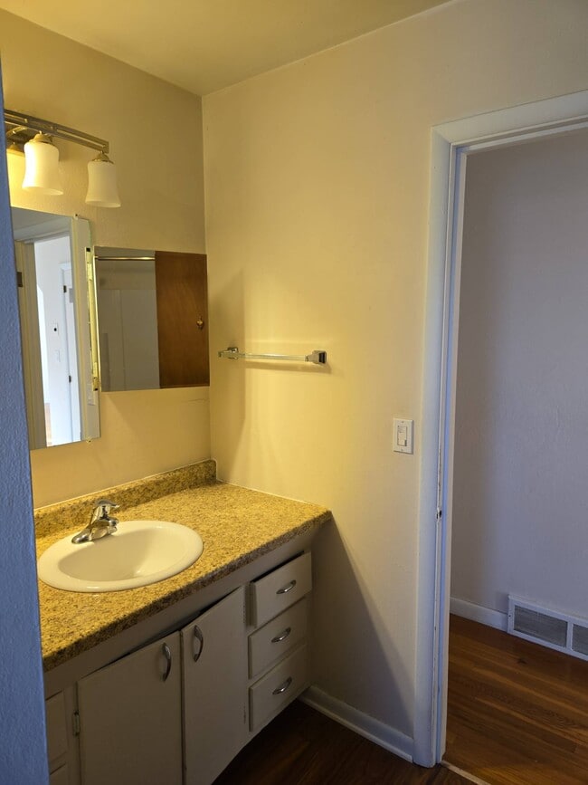 Building Photo - 119 E Circle Dr