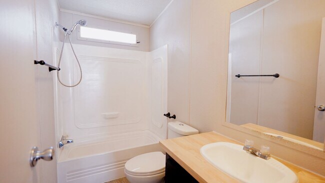 Building Photo - 210 N Walnut St