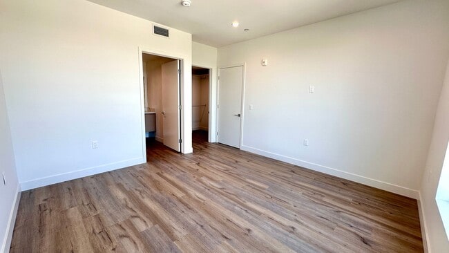 Building Photo - Stylish 2-Bedroom with In-Unit Laundry & B...