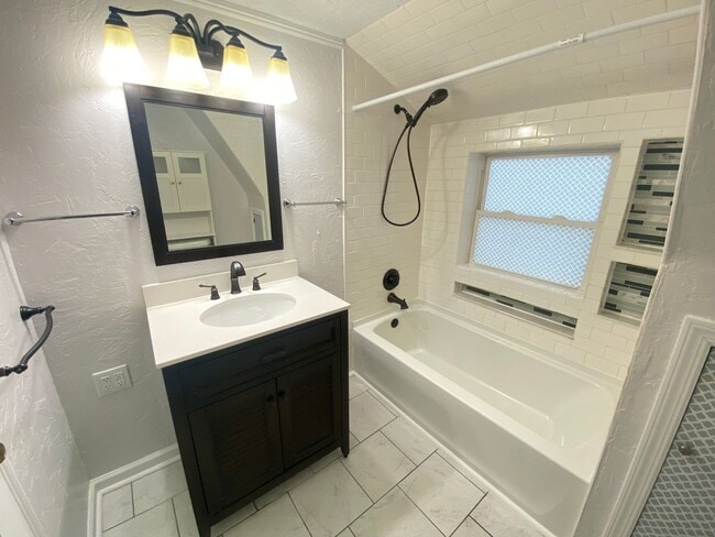 Building Photo - Charming 2 Bedroom, 1 Bath Home in West York Schools!!