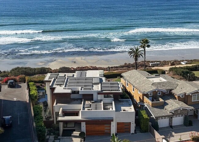 Building Photo - Luxury Coastal Escape w/ Resort-Style Amen...