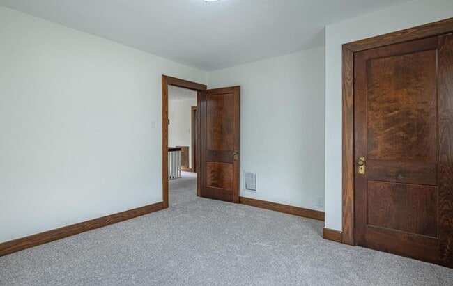 Building Photo - Beautifully remodeled 3-bedroom, 2-bath ho...
