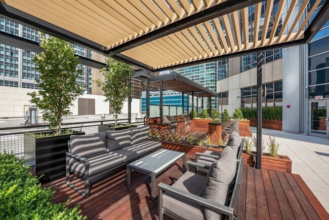 Building Photo - 512 N McClurg Ct