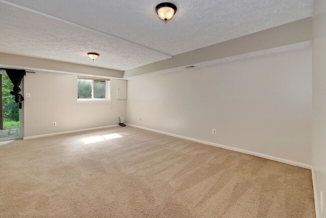 Building Photo - 3 Bed 2.5 Bath - Gaithersburg Townhouse - Finished Basement