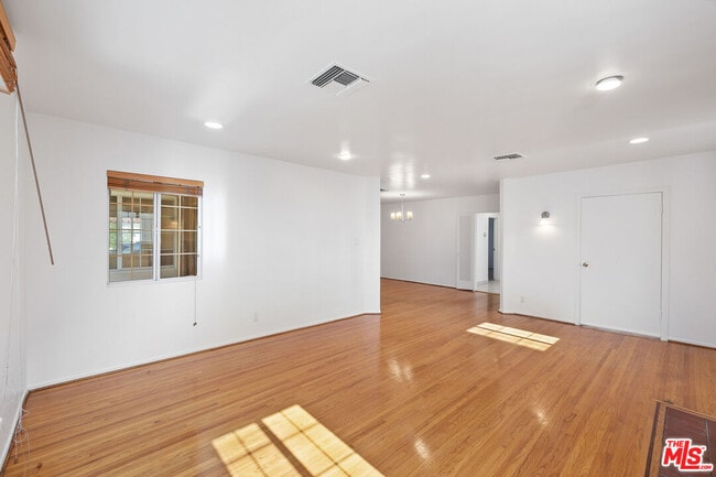 Building Photo - 312 S Maple Dr