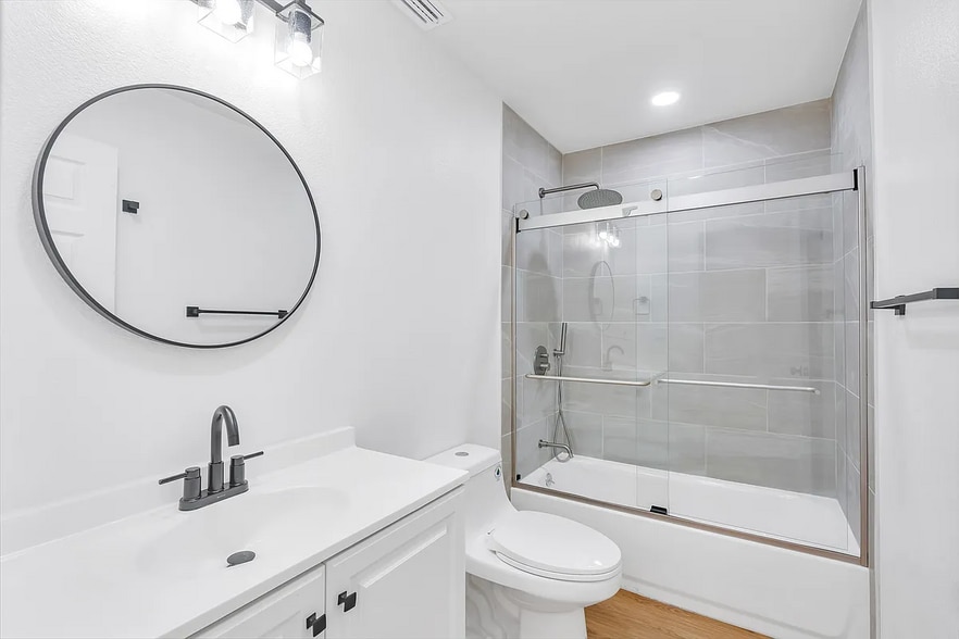 Hall Bath - 299 Tangelo St