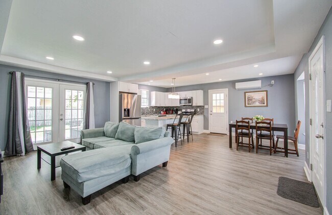 Building Photo - 3330 Kelton St