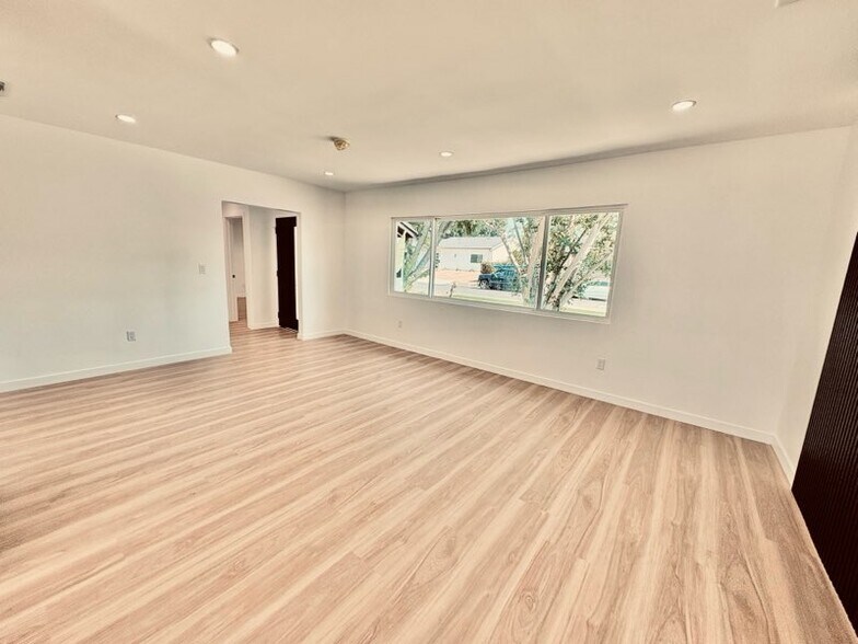 Building Photo - 18152 Sunburst St