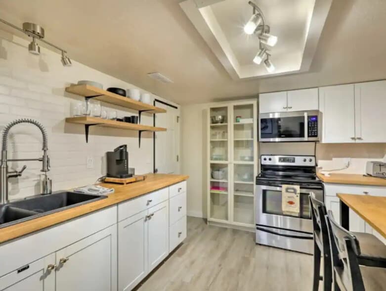 Full kitchen - 3440 S Walkup Dr