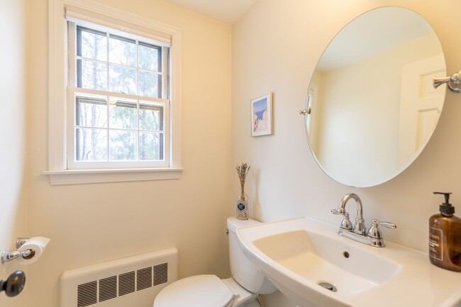 Building Photo - Bright and Beautiful 4 Bedroom Colonial