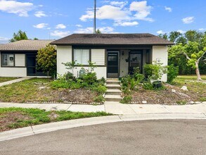 Building Photo - Beautifull 2-Bedroom End-Unit Villa in Palm Harbor!