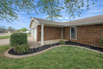 Building Photo - 1104 Spruce Dr