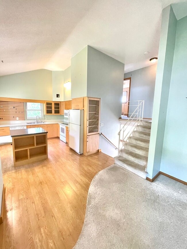 Building Photo - AVAILABLE AUGUST 18TH - Gorgeous 3 Bed 2 b...