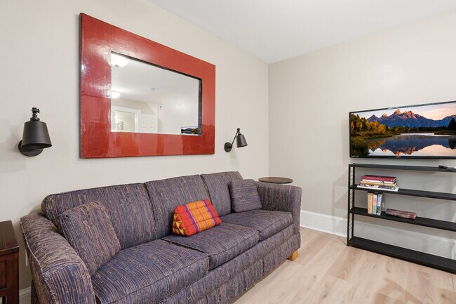 Building Photo - 826 Mentelle Dr NE