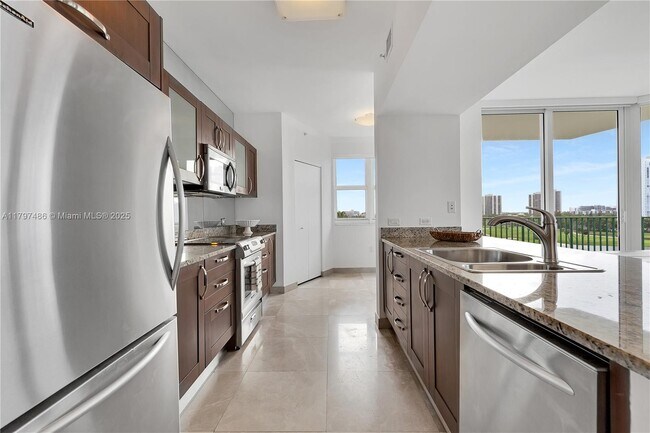 Building Photo - 20000 E Country Club Dr