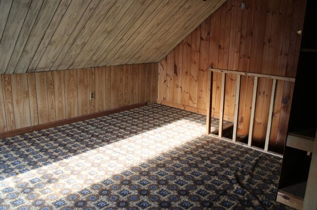 Building Photo - Updated 2-Bedroom Semi-Detached Home