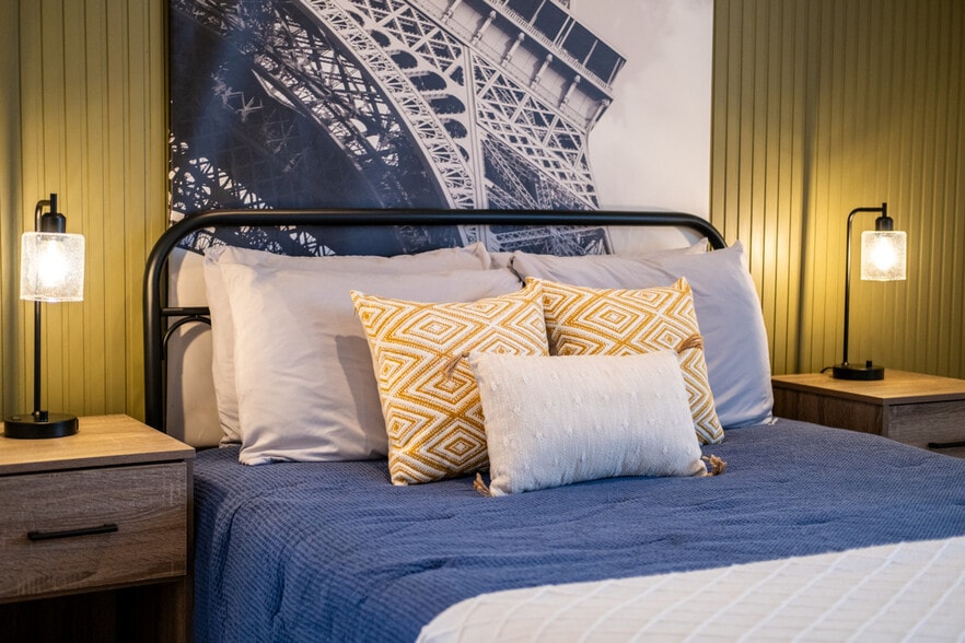 Building Photo - 523 W Vance Dr