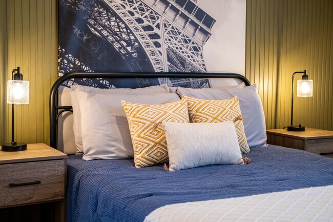 Building Photo - 523 W Vance Dr