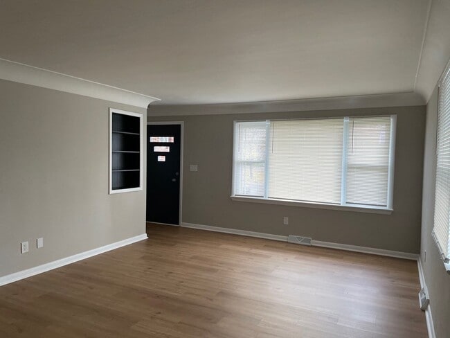 Building Photo - 1910 Thornapple Ave