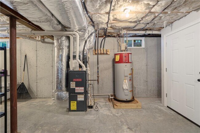 Building Photo - 18 Vanderbilt Ln