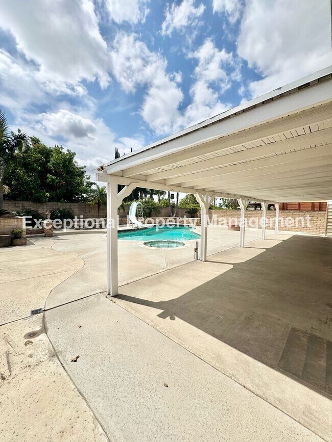 Building Photo - Ready to move in 4 bed 2 bath pool home!