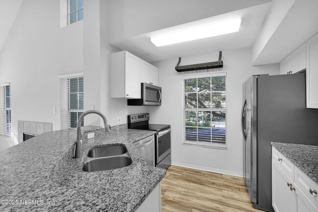 Building Photo - 13700 Richmond Park Dr N