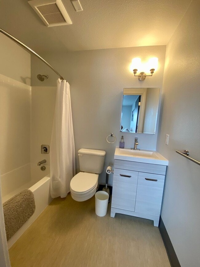 Building Photo - FURNISHED, 1 bed 1 bath in newly renovated...