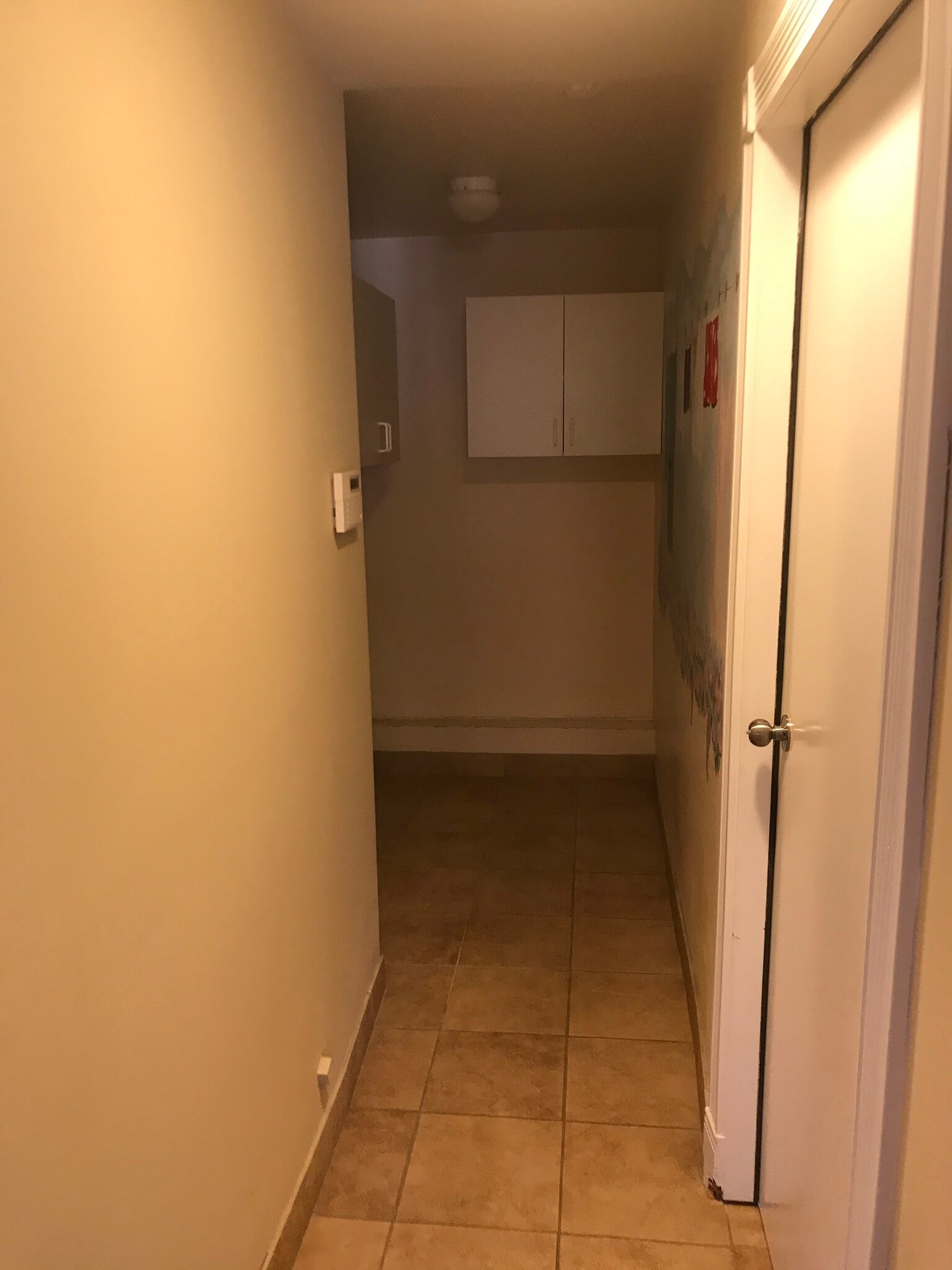 laundry room and garage access - 1304 Mackay Ln
