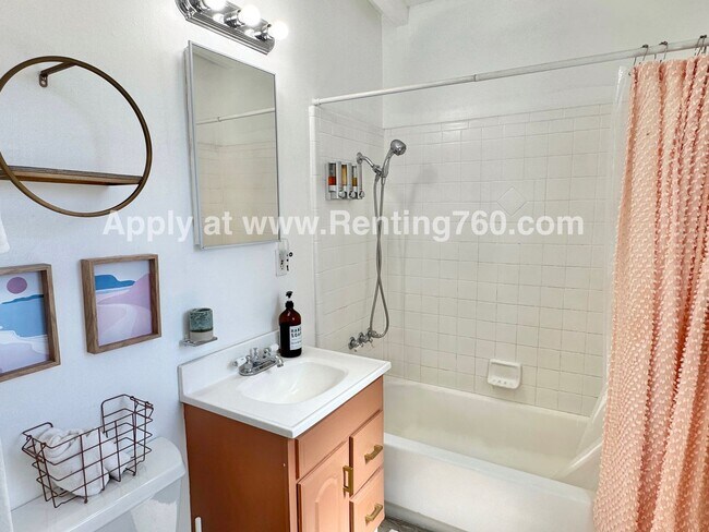 Building Photo - Cozy & Furnished 2 Bed 1 bath Home!
