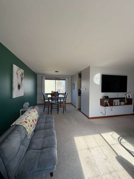 Building Photo - 800 W Beechtree Ln