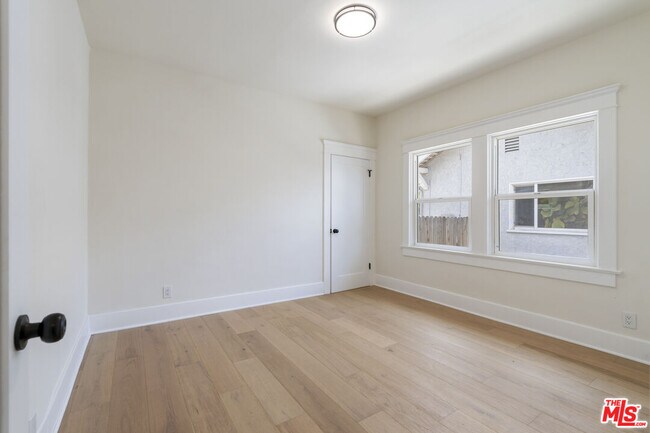 Building Photo - 1828 W 41st Pl