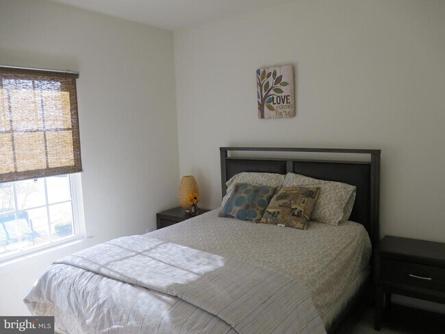 Building Photo - 1710 Featherstone Rd