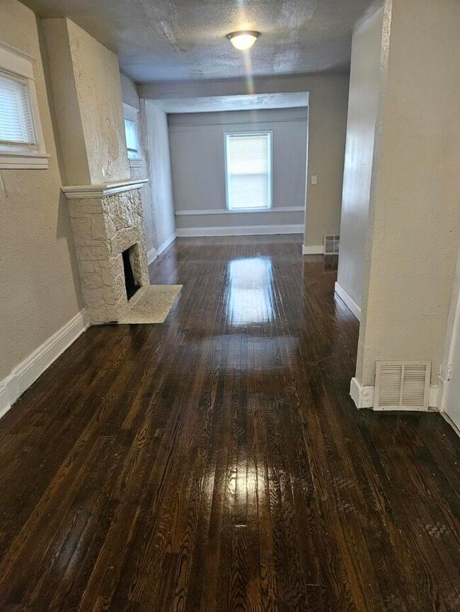 Building Photo - Property available 9/1/25