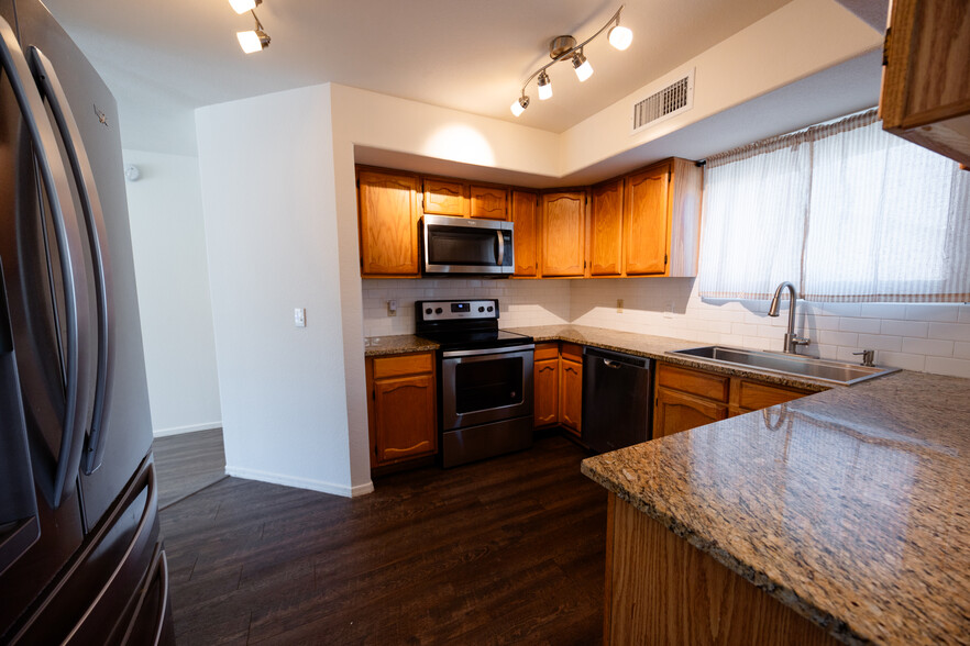 Building Photo - 1421 W Camino Ct