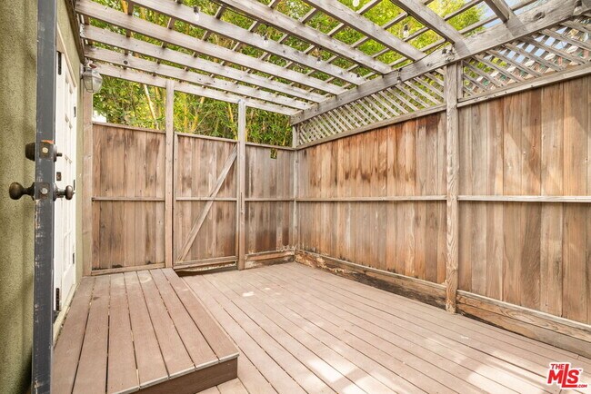 Building Photo - 433 Norwich Dr