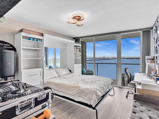 Building Photo - 665 NE 25th St