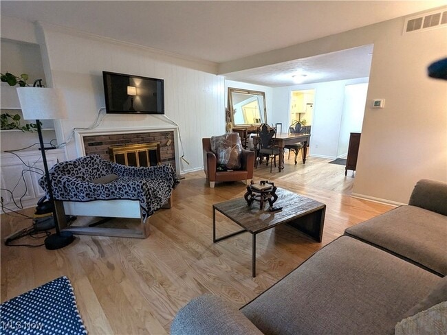 Building Photo - 14 E Carriage Dr