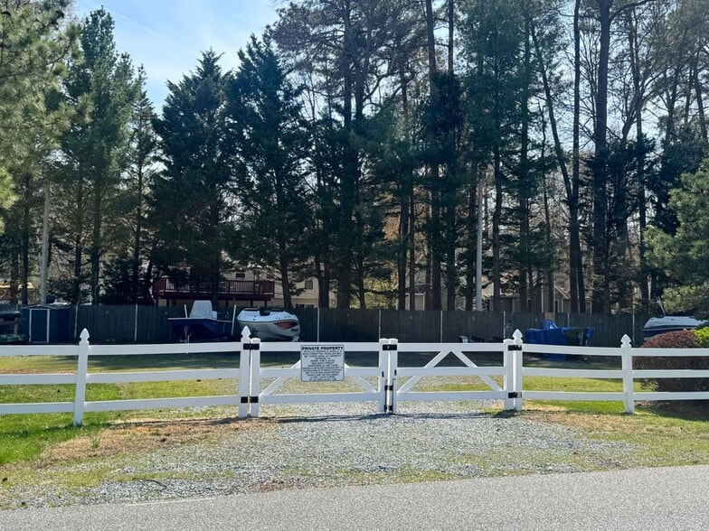 Building Photo - 8013 Bridgepointe Dr